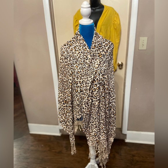 Rachele leopard print fringe edge scarf 100% viscose GUC - Picture 3 of 3
